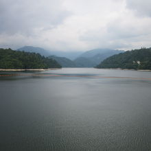 矢木沢ダムによって形成された奥利根湖、秘境です