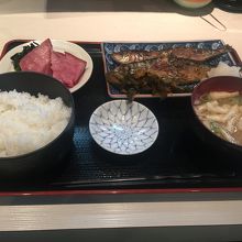 鰯塩焼き二尾と鰤刺身ランチ