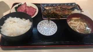 鰯塩焼きと鰤刺身ランチ(^ ^)