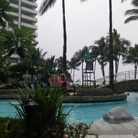 一周５０m位で深い所は２ｍ位あるプール