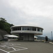 奈良俣ダムサイトにあるビジターセンター、売店やレストランも隣接