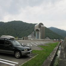 ダム天端付近まで車でアクセス可能