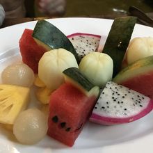 ミネラルハーブバスにつかっている時に出されるフルーツ