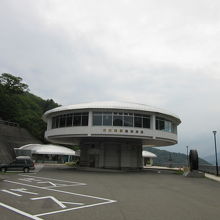 なかなか凝った建物外観