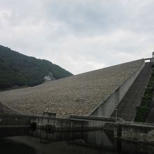 奈良俣ダムは巨大なロックフィルダム