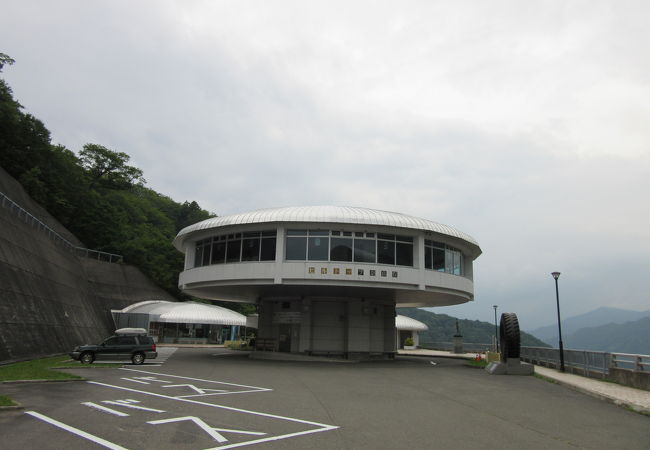 奈良俣ダムサイトにあるビジターセンター、売店やレストランも隣接