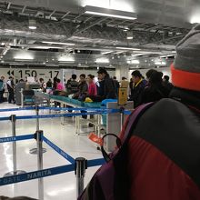 保安検査場はものすごく混雑するので早めにどうぞ