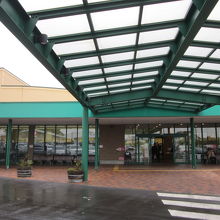 正面出入口もお洒落です！