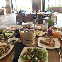 一通り朝食でビュッフェを取ってきたところ　笑