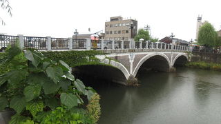 二つの茶屋街をむすんでいます