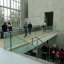 直進すると睡蓮、それ以外は地下。