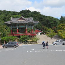 駐車場前にあります