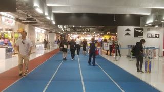 ターミナル間の移動はバス