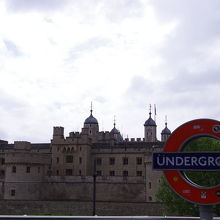 メトロのタワーヒル駅を降りてすぐ見える景色