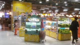 お隣や前のショップと同じような物が売られていまず