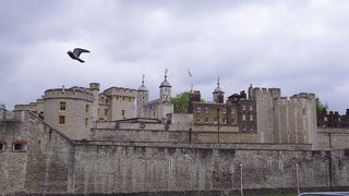 中世の映画にそのまま出てきそうな外観!　周辺をカラスが飛び回ってることで不気味さもUP!