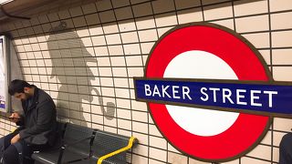 駅のホームに、シャーロック・ホームズ参上!