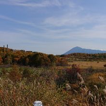 山の中に埋もれた煙突と廃墟
