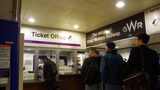 セントラル線とディストリクト線の始発駅。　きっぷなどを扱う窓口もあり、大きな駅です。