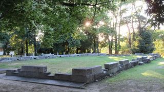 礎石のみが当時を伝えます。