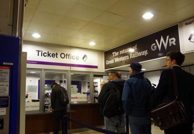 セントラル線とディストリクト線の始発駅。　きっぷなどを扱う窓口もあり、大きな駅です。