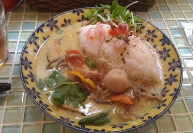 グリーンカレーと牛すじカレー