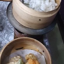ご飯と天ぷら。冷めない工夫がされています。