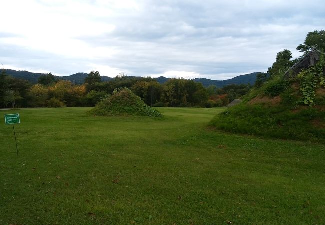 高原の風と土屋根の縄文集落