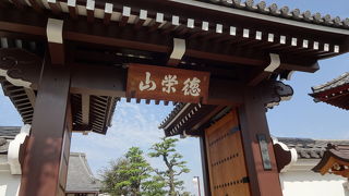 巣鴨駅から歩いて行くことができます