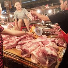 肉の店先。豚肉が多かったが、鶏肉の店もある