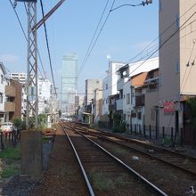 ホームの先にはハルカスビル、あの下が終点