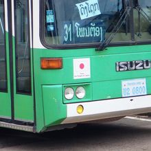 日の丸マークが目立つ車体