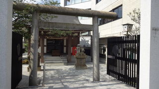 山手線の駒込駅の近くにある神社です。