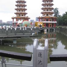 この奥が龍虎塔