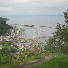 羅臼市街地と国後の島影が美しく望めます