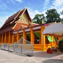 黄色の柱と赤茶色の三重屋根のコントラストが美しい