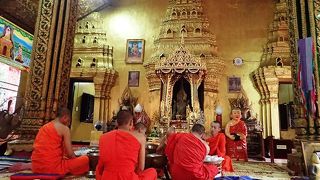 早朝の托鉢から戻ったお坊さんたち、みなさんの朝食風景を撮らせてくれた