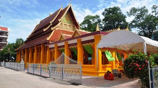 ビエンチャンのにぎやかな場所にある寺。本堂は黄色い支柱、赤茶色の三重屋根がきれいなコントラストを成している
