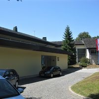 バス停方向からのエントランス。