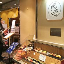 35年前と店構えもカウンターも変わらず、と思われます。