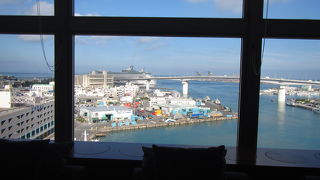 港の船を見ながら食事