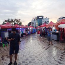 雨上がりだが、夕方になると多くの露店が開店し始めた