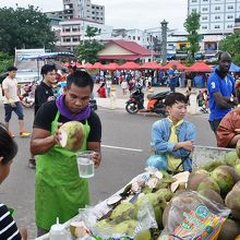 ヤシの実のジュースを売る屋台も出ていた
