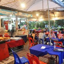 川沿いの食堂もにぎわう