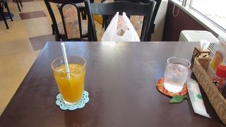 空港にある小さなレストラン