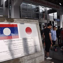 到着ロビーを出ると、「日本と共同で拡張中」の石碑があった