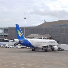 国際線の駐機場。ビル新築中だった