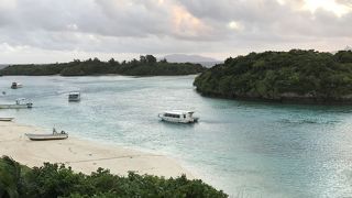 天気や時間によって変わる海の色