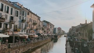 運河沿いに並ぶ飲食エリア