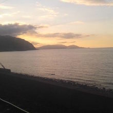 札幌から小樽に向かう夕方の列車の車窓